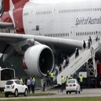 Penumpang Qantas Dengar Ledakan & Lihat Percikan Api dari Mesin Pesawat