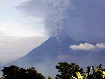 Merapi Semburkan Awan Panas