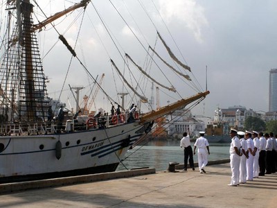 KRI Dewaruci Merapat ke Sri Lanka