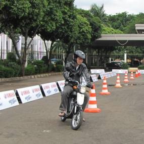 Pengunjung JMCS Antre Tes Ride Motor Baru 