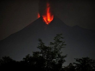 Lava Pijar Merapi Kembali Keluar