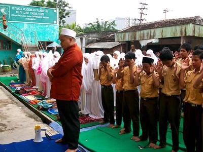 Siswa SMP Salat Ghaib Untuk Korban Merapi