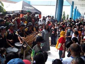 Keong Racun Ceriakan Pengungsi di Maguwoharjo