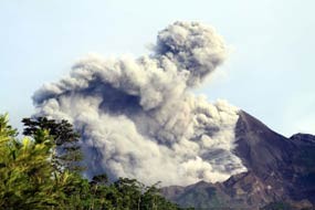 Jarak Luncur Awan Panas Merapi 4 Km, Lahar Mengalir ke 5 Sungai