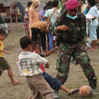 Kiprah Marinir, dari Mengevakuasi Korban, Memasak hingga Mengasuh Anak 