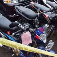 Warga Pulogadung Hajar Perampok Bersenjata