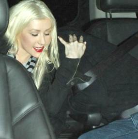 Christina Aguilera Sembunyikan Teman Kencan di Balik Selimut