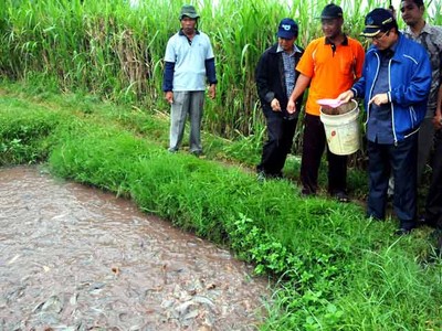 Fadel Tinjau Tambak Ikan Korban Merapi