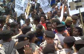 Mahasiswa Papua Lesehan di Plaza 89, Kuningan Macet