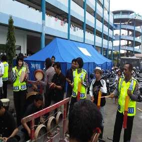 Ketika Polisi Turut Menghibur Pengungsi Merapi