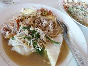 Sluuurp... Nikmat Sedap Tipat Kuah!