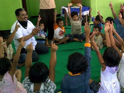 Presiden PKS Tinjau Pengungsi Merapi