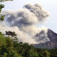 Mbah Rono: Letusan Merapi Menurun, Zona Aman Tetap 20 KM