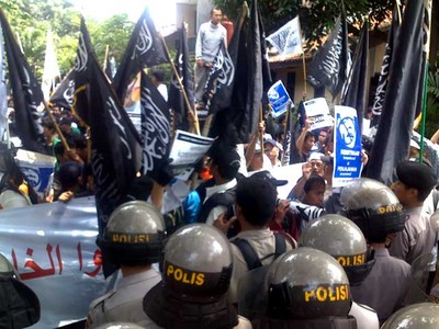 Massa HTI Demo Tolak Obama