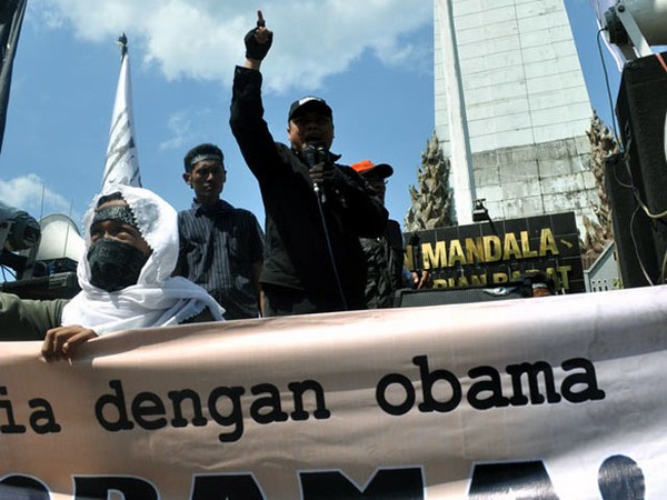 HTI Kecam Kedatangan Obama