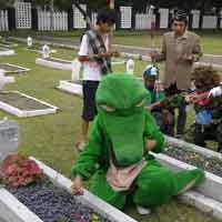 Bonek Tabur Bunga di Makam Pahlawan