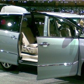 Pasang Sliding Door di Avanza