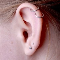 Bisakah Tindik Telinga Bikin Lumpuh?