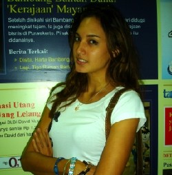 Nadine Chandrawinata Kagumi Senyum Obama