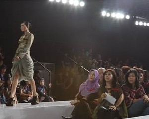 Desainer Senior Ramaikan Panggung JFW Hari Keenam