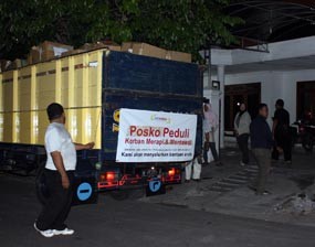 TNI-Polri Backup Distribusi Logistik Untuk Pengungsi Merapi 