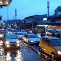 Genangan Air 10-15 Cm di Tol Tomang, Lalu Lintas Padat