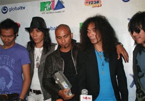 Slank Lelang Barang Pribadi di Senandung Untuk Negeri