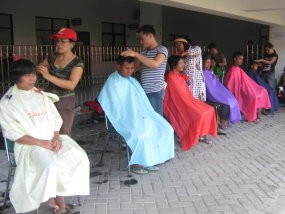 Jasa Potong Rambut Gratis Ringankan Beban Para Pengungsi 