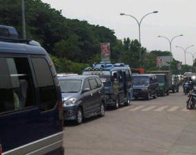Demonstran Tutup Pintu M1 Bandara Soetta, Antrean Kendaraan 2 KM