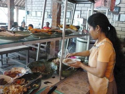 Mencicipi Tipat Kuah Plus Es Daluman Warung Tresni