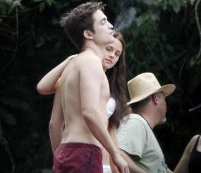 Berbikini Putih, Kristen Stewart Mesra Bareng Robert Pattinson