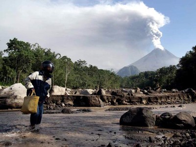 Kali Boyong Penuh Material Merapi