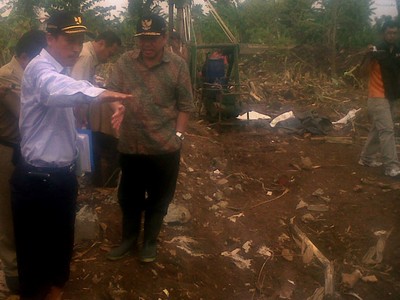 Prijanto Tinjau Tanggul Kali Pesanggrahan