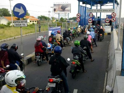 Pemotor Padati Suramadu