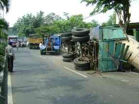 Ban Meletus, Truk Pengangkut Kertas Terguling