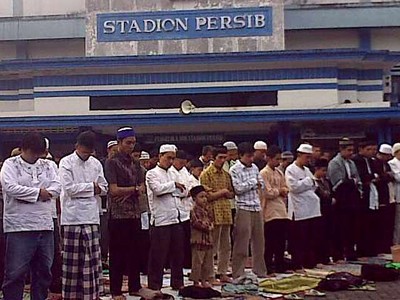 Seribuan Jamaah Hizbut Tahrir Salat Id