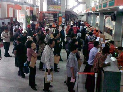 Kantor Pos Diserbu Pelamar CPNS