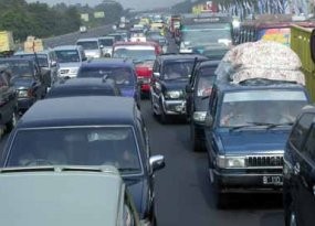 5 Kendaraan Tabrakan Beruntun di Tol Cikampek, Lalin Tersendat