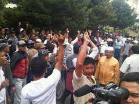 Ribuan Orang Tunggu Penetapan Pemenang Pilkada Tangsel Oleh KPU 