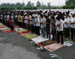 Sultan HB X Salat Idul Adha Bareng Pengungsi di Maguwoharjo