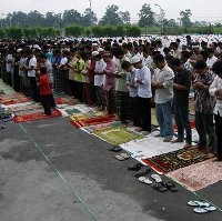 Sultan HB X Salat Idul Adha Bareng Pengungsi di Maguwoharjo