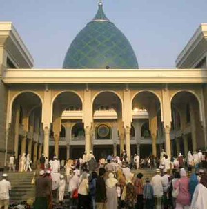 Ribuan Umat Muslim Salat Id di Masjid Al Akbar