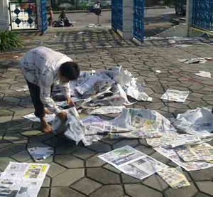 Koran Bekas Usai Salat Id Berkah Bagi Pemulung