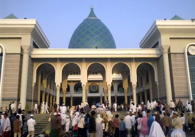 Ribuan Umat Islam Padati Masjid Al Akbar