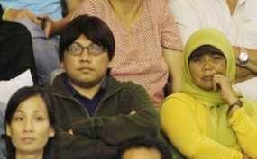 Wanita Berkerudung Hijau Bersama Gayus Harus Ikut Diproses 