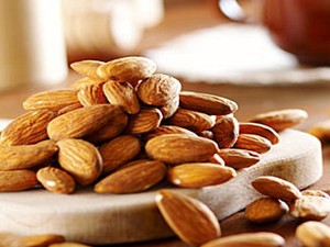 Almond Picu Gairah Seks Pria