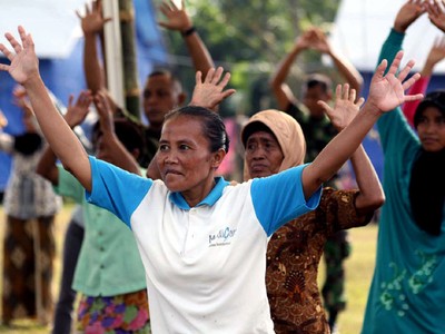 Pengungsi Merapi Senam Aerobik
