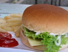 Ikut Lomba Makan Burger Terbanyak Yuk!