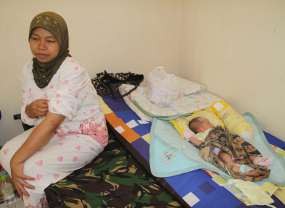 Bayi Mungil dan Ibunya Hidup Sehat di Pengungsian