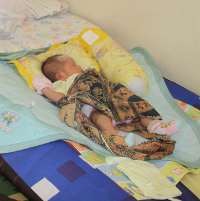 Bayi Mungil dan Ibunya Hidup Sehat di Pengungsian